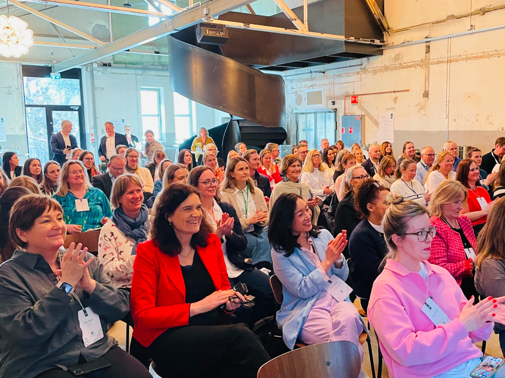 Deltagere sittende i salen på LOOP-dagene